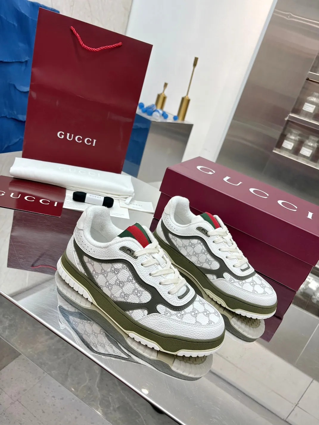 Men's Men's Shoes 💰660 Gucci Gucci's latest hot-selling series of high and low-top distressed couple sneakers are shipped. Original purchase, development and production. This high-low top sneaker adopts a basketball-style silhouette design, cleverly integrated with hollow panels and distressed effects, showing its unique ingenuity. The ingenuity incorporates brand logo details such as interlocking Double G styling accessories and Gucci lettering, a low-key tribute to the brand's design heritage.  ▪️ Fabric: Original customized imported first-layer cowhide ▪️ Lining: Sweat-absorbent and deodorant towel lining ▪️ Sole: Original molded TPU sole ▪️ Sole thickness: 3cm ▪️ Size: Male 39-46 (46 customized)